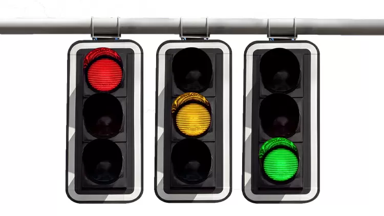 Please choose the color of the lit traffic light.