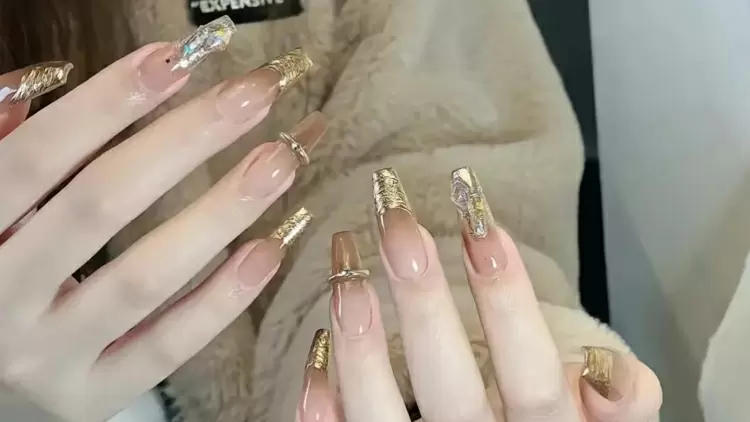 Embrace the aristocratic and luxurious feel of these manicures with their metallic luster. 