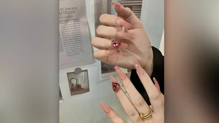 These manicures in pink tones offer a sweet and soft look with a glossy finish. 