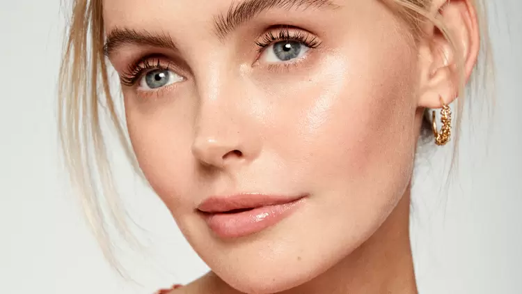 I often go out without wearing makeup.