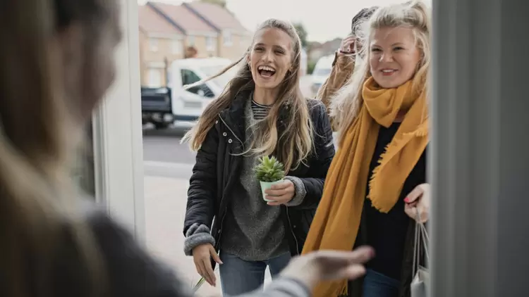 A friend is visiting your house. Which type of gift would you prefer to receive?