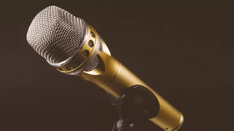 When meeting new friends, do you share your personal stories right away?