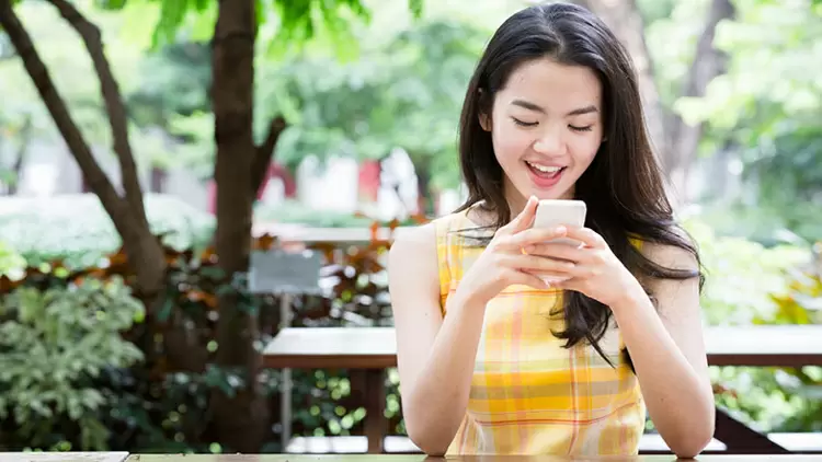 How comfortable are you with chatting with strangers?