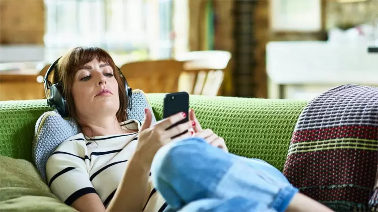 You plan to stay at home for the weekend, but your friend asks you to go out, What will you choose to do?